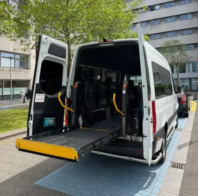 Achterzijde van rolstoelbus met uitgeklapte lift
